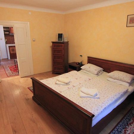 Cool 1 Bedroom Prokopska Apartment In Mala Strana Prag Eksteriør billede