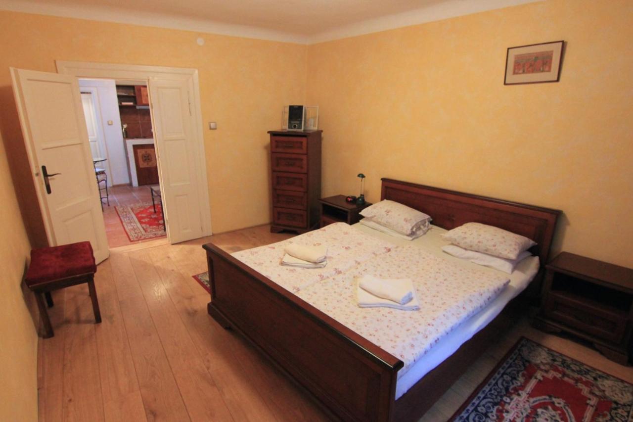 Cool 1 Bedroom Prokopska Apartment In Mala Strana Prag Eksteriør billede