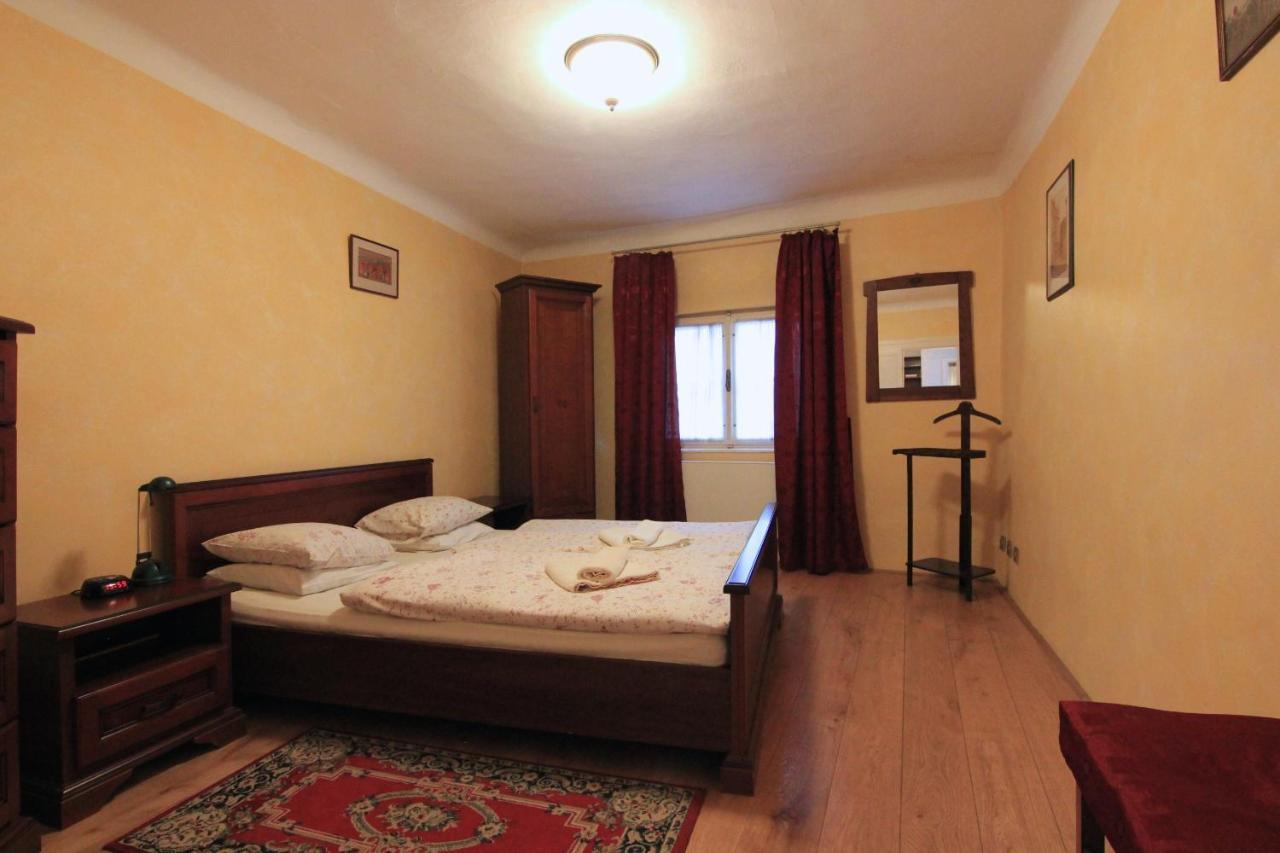 Cool 1 Bedroom Prokopska Apartment In Mala Strana Prag Eksteriør billede